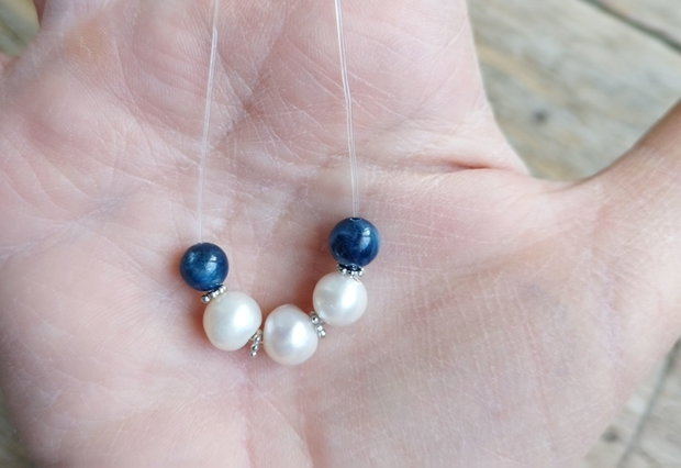 Colier argint, kyanite si perle de apa dulce, pe fir transparent / colier minimalist