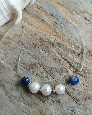 Colier argint, kyanite si perle de apa dulce, pe fir transparent / colier minimalist