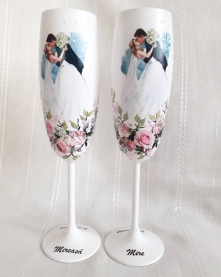 Pahare de nunta personalizate cu miri și trandafiri roz