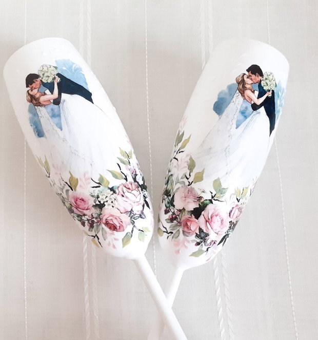 Pahare de nunta personalizate cu miri și trandafiri roz