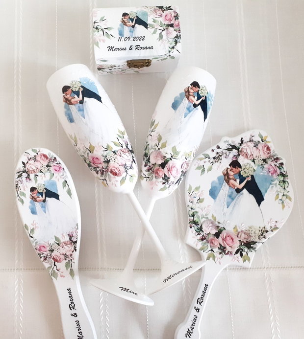 Pahare de nunta personalizate cu miri și trandafiri roz
