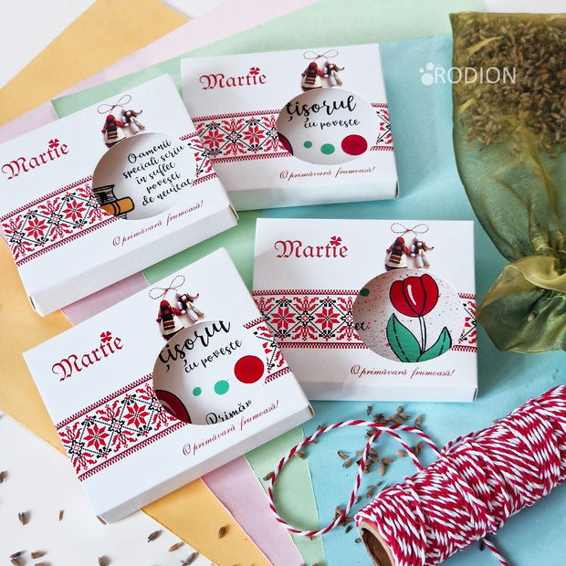 Martisor trifoi buburuza magnet pictat manual cu mesaj