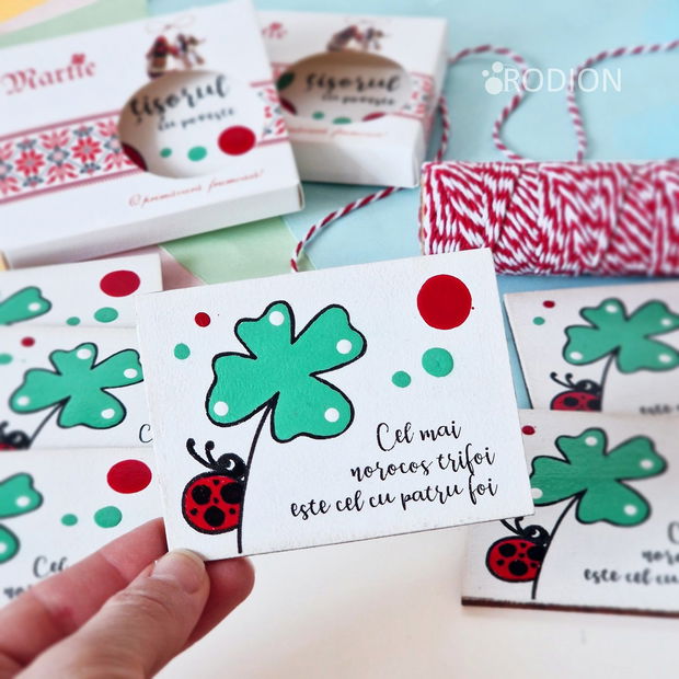 Martisor trifoi buburuza magnet pictat manual cu mesaj