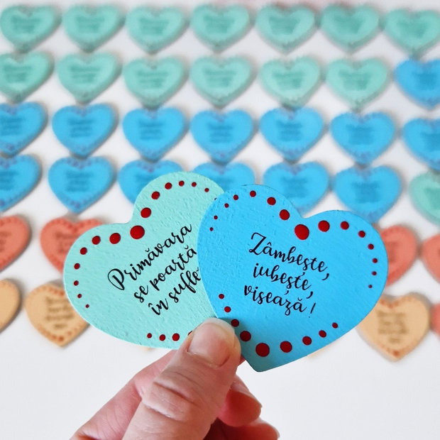 Martisor inimioara colorat, pictat manual cu mesaj motivational