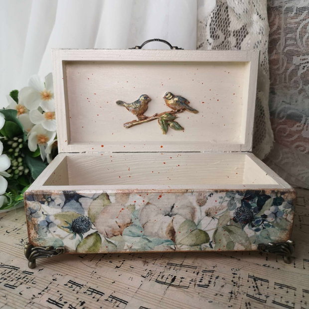 Caseta pentru bijuterii, decorata in stil vintage
