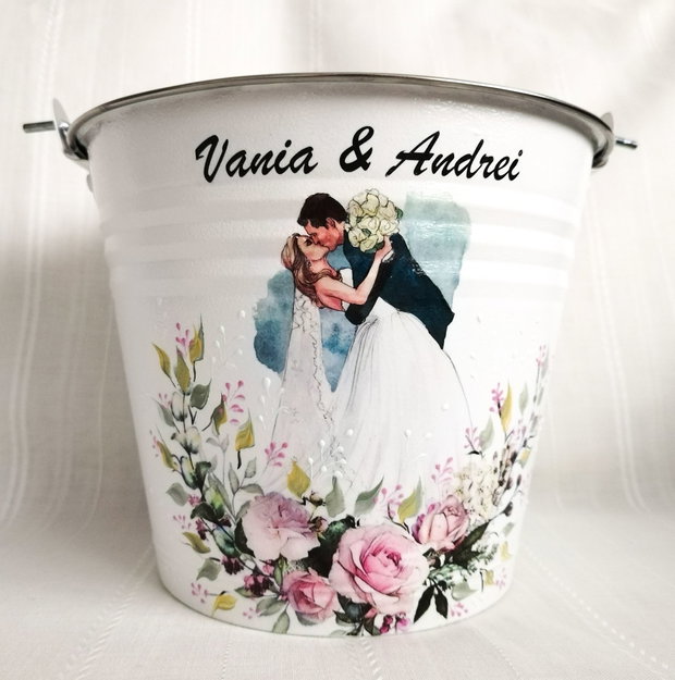 Galeata pentru mireasa cu trandafiri și miri romantici