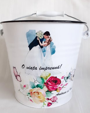 Galeata pentru mireasa cu trandafiri roșii și miri romantici