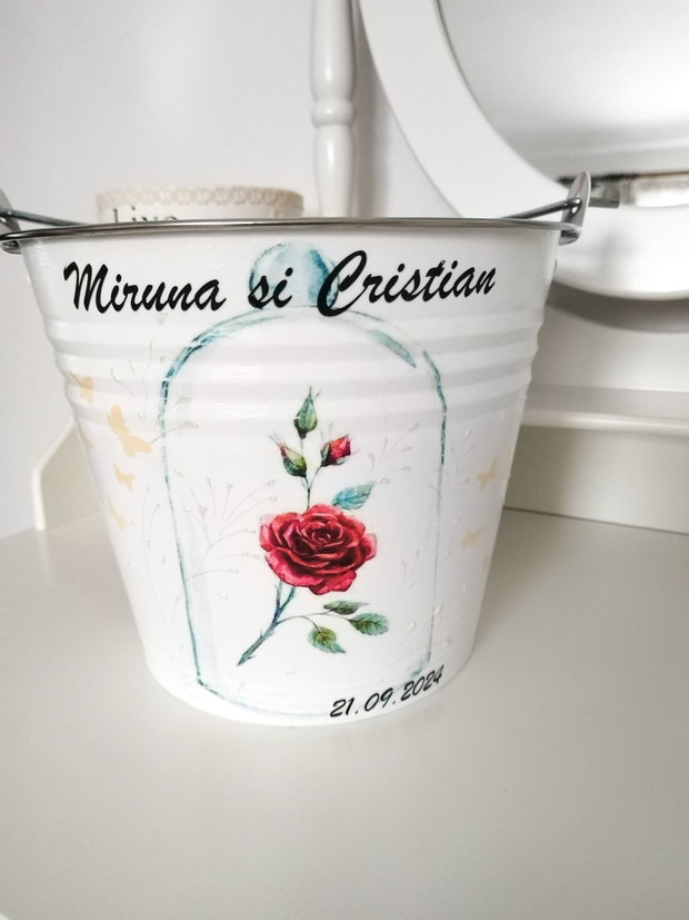 Galeata pentru mireasa cu trandafir în cupolă