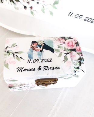 Cutie de verighete cu trandafiri roz și cuplu