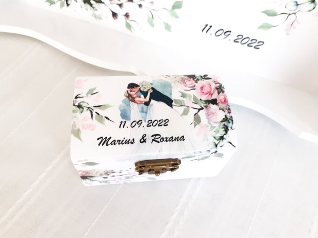 Cutie de verighete cu trandafiri roz și cuplu