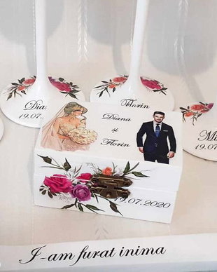Cutie de verighete cu mire și mireasă