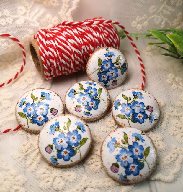 Brosa martisor cu flori albastrele