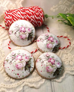 Brosa martisor cu flori pastel