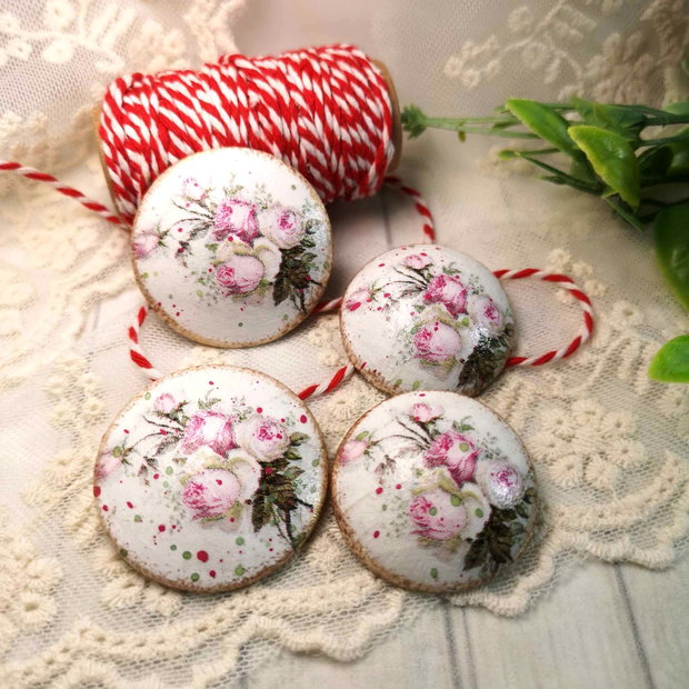 Brosa martisor cu flori pastel