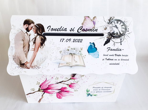 Cutie de dar tip căsuță cu magnolie, ceas și cuplu