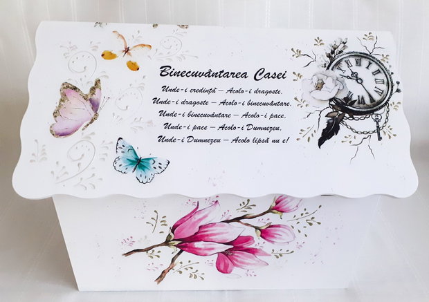 Cutie de dar tip căsuță cu magnolie, ceas și cuplu