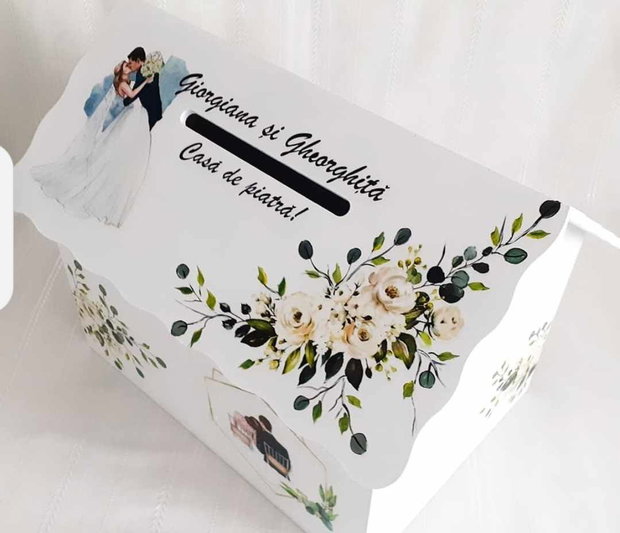 Cutie de dar tip căsuță cu miri și trandafiri albi