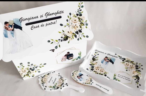 Cutie de dar tip căsuță cu miri și trandafiri albi
