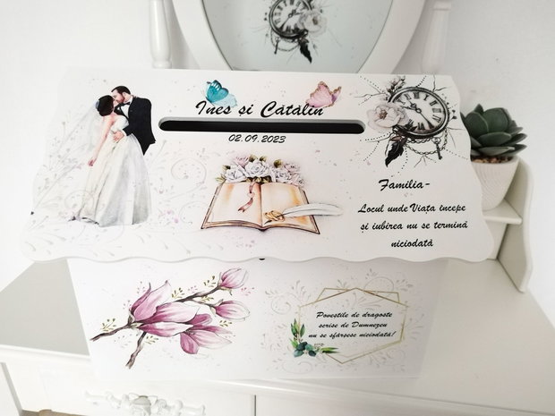 Cutie de dar tip căsuță cu miri, magnolie și ceas