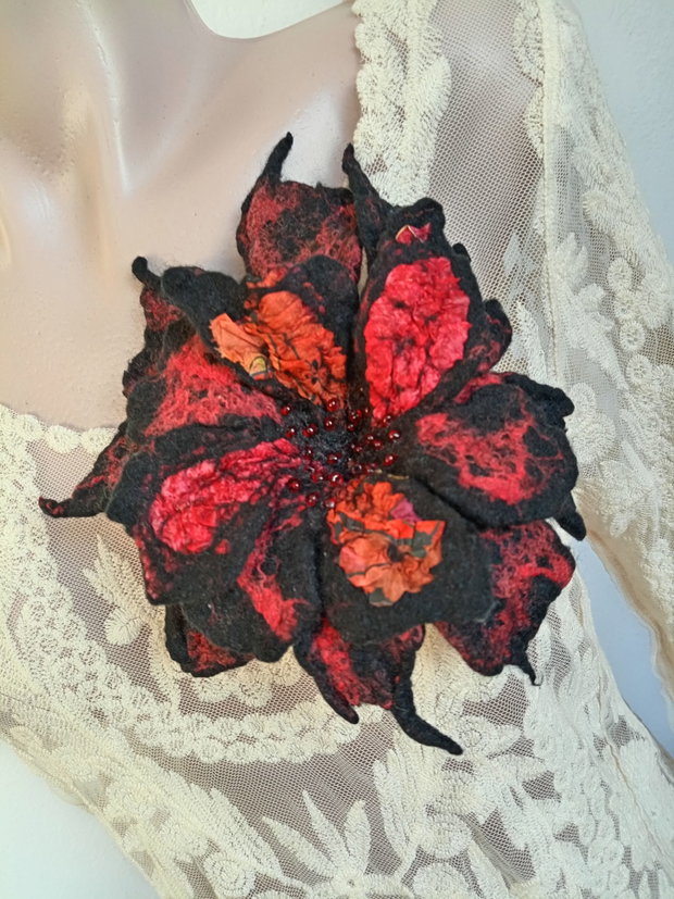 Broșă floare