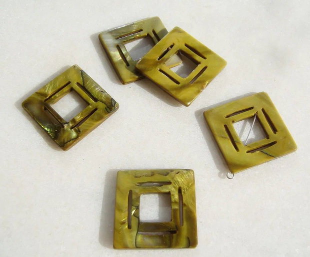 (2 buc) Margele mari in forma de romb perforat si vopsit din sidef aprox 38-38.5.5x38x3