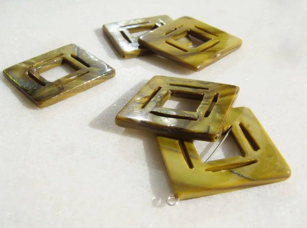 (2 buc) Margele mari in forma de romb perforat si vopsit din sidef aprox 38-38.5.5x38x3