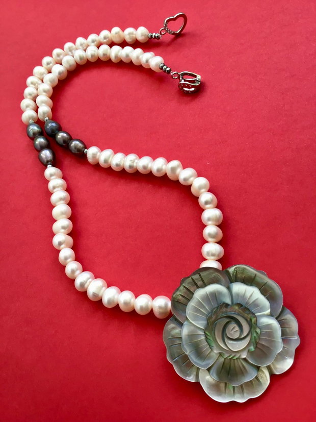 Colier perle de cultura albe & floare sidef natural gri