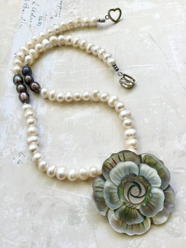 Colier perle de cultura albe & floare sidef natural gri