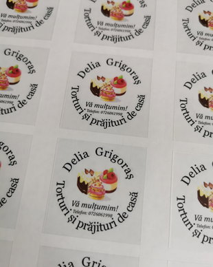 Etichete autoadezive transparente personalizate