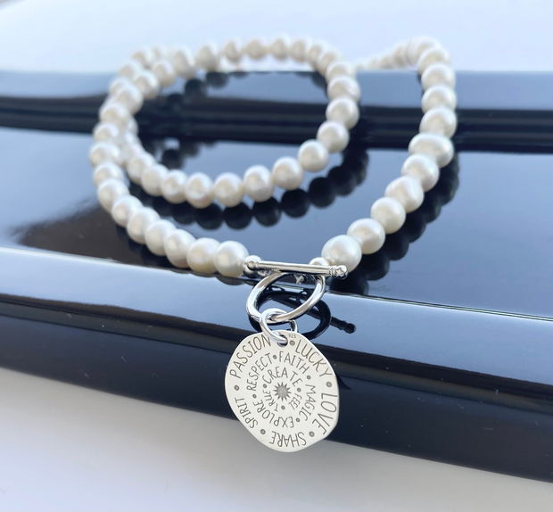 Colier din argint cu perle de cultura și pandativ talisman