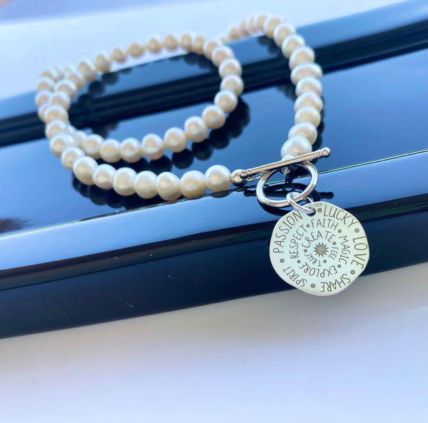 Colier din argint cu perle de cultura și pandativ talisman