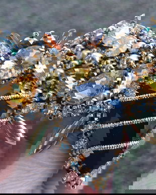 Albinuta brosă mărțișor