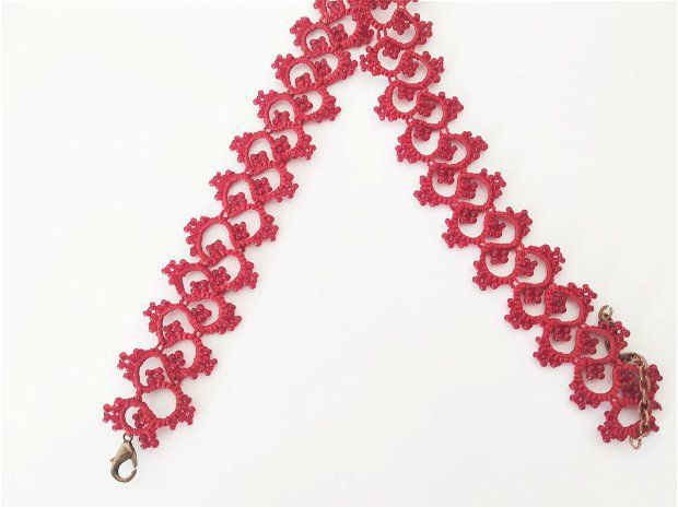 Choker rosu din dantela frivolite, choker dantela rosie, colier rosu la baza gatului, choker dantela suveicuta