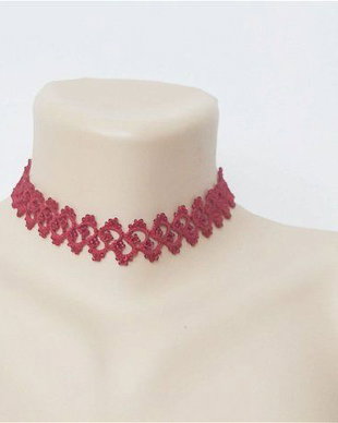 Choker rosu din dantela frivolite, choker dantela rosie, colier rosu  la baza gatului, choker dantela suveicuta