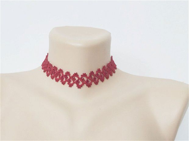 Choker rosu din dantela frivolite, choker dantela rosie, colier rosu la baza gatului, choker dantela suveicuta