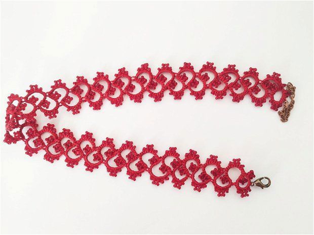 Choker rosu din dantela frivolite, choker dantela rosie, colier rosu la baza gatului, choker dantela suveicuta
