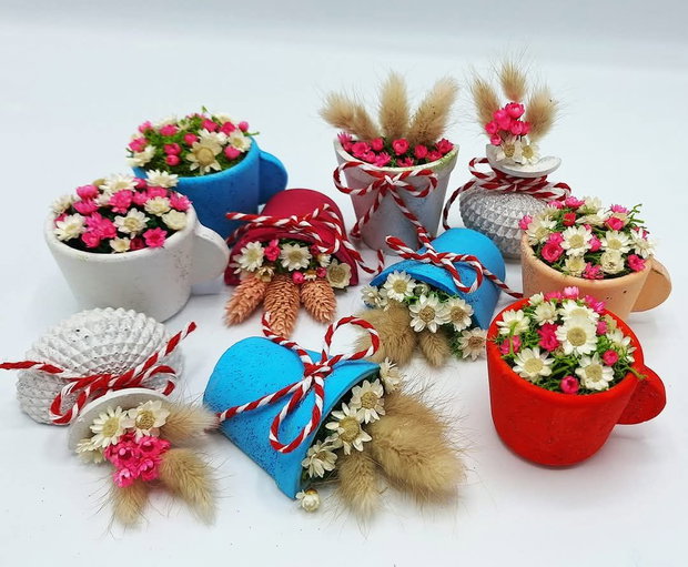 Martisor ghiveci decorat cu flori uscate