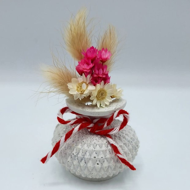Martisor ghiveci decorat cu flori uscate
