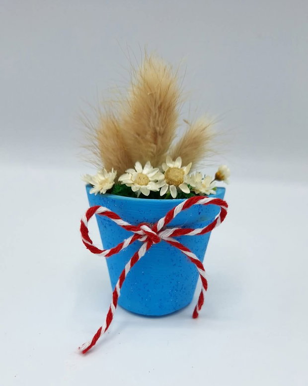 Martisor ghiveci decorat cu flori uscate