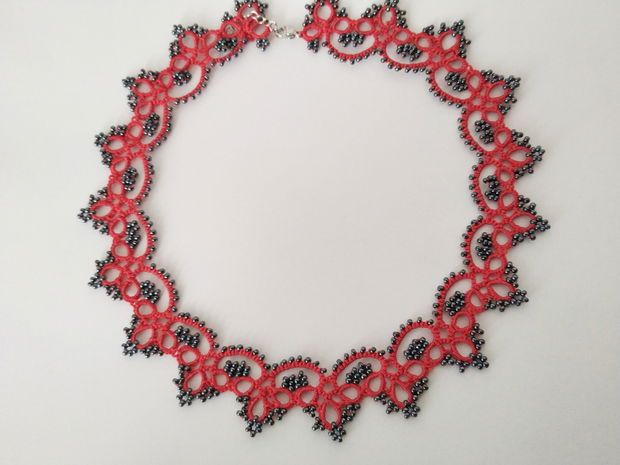Colier rosu cu gri, la baza gatului din dantela frivolite, colier dantela rosie, bijuterii unicat, bijuterii tatting