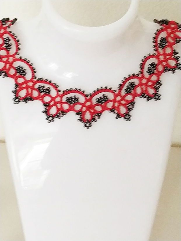 Colier rosu cu gri, la baza gatului din dantela frivolite, colier dantela rosie, bijuterii unicat, bijuterii tatting