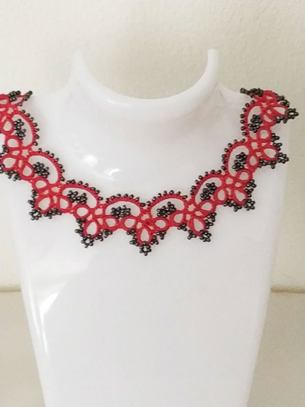 Colier rosu cu gri, la baza gatului din dantela frivolite, colier dantela rosie, bijuterii unicat, bijuterii tatting