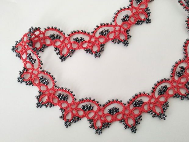Colier rosu cu gri, la baza gatului din dantela frivolite, colier dantela rosie, bijuterii unicat, bijuterii tatting