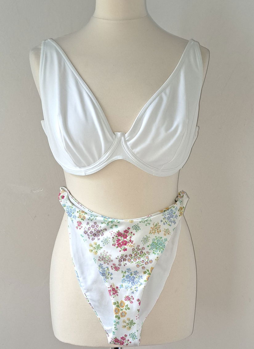 Bikini set costum de baie alb si flori