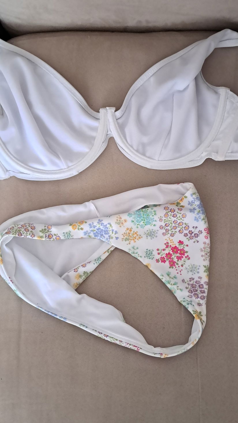 Bikini set costum de baie alb si flori