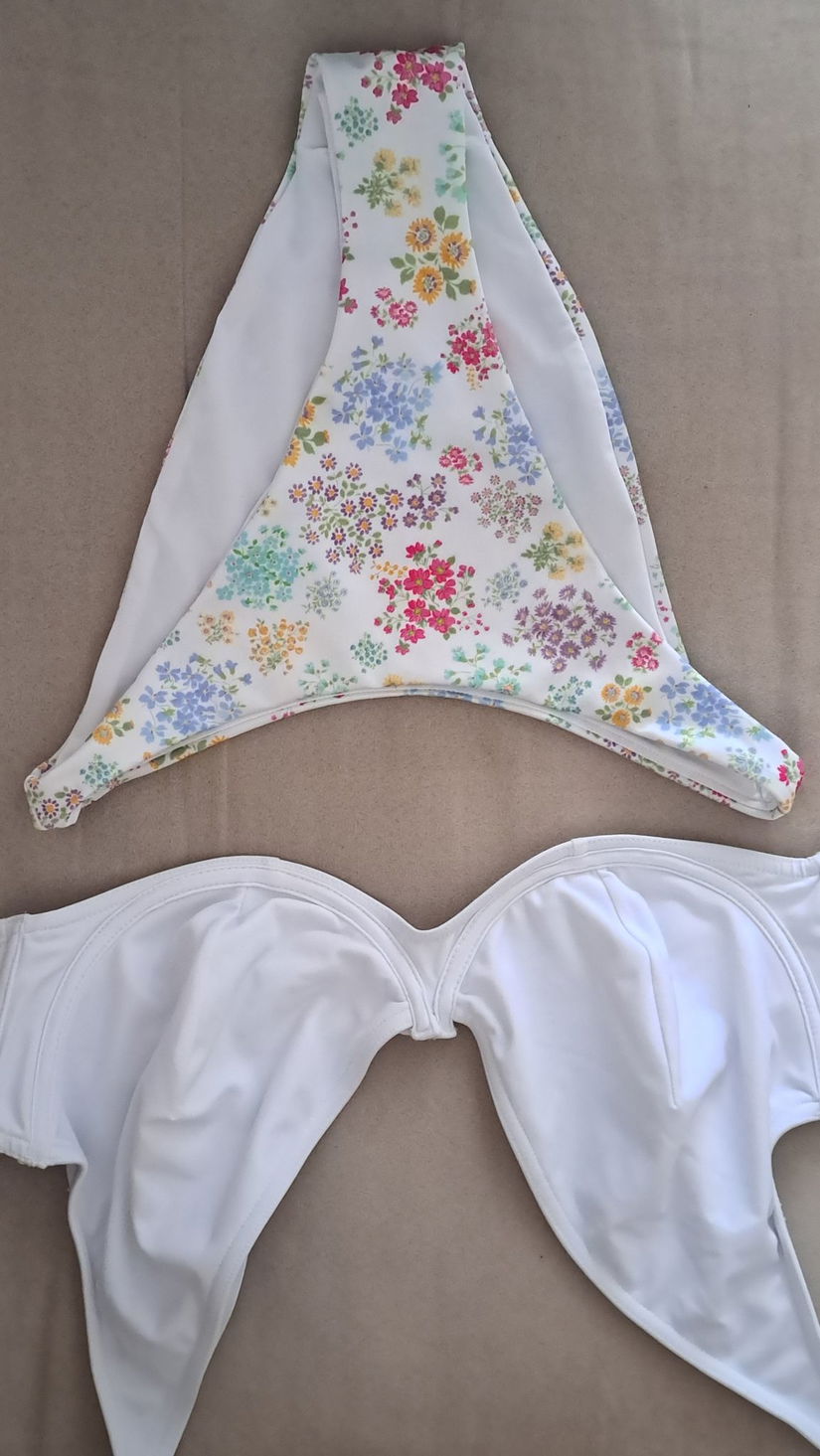 Bikini set costum de baie alb si flori