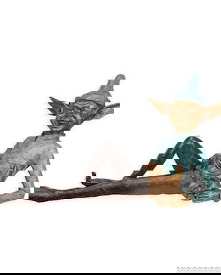 Goblin cu o masca-statueta din bronz pictat