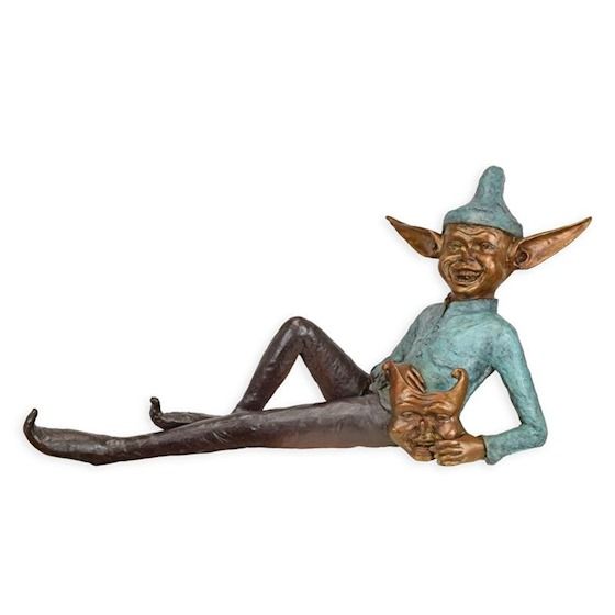 Goblin cu o masca-statueta din bronz pictat