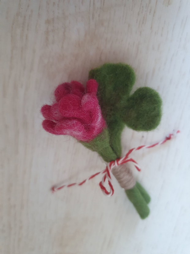 Brosa martisor trifoi