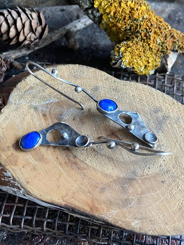 Cercei asimetrici, cu tija din argint reticulat, partial oxidat, bobite si lapis lazuli